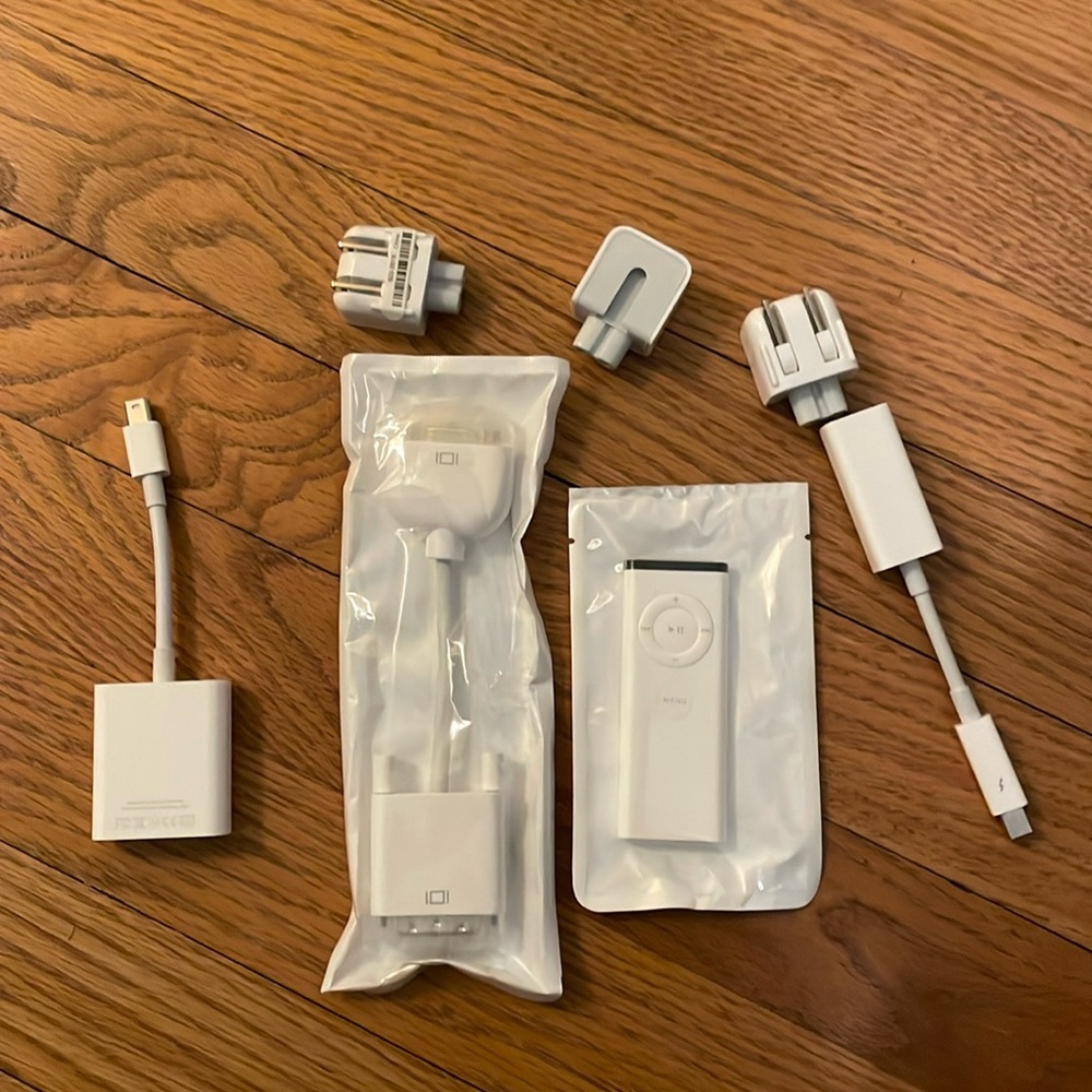 Apple White Remote Control, cables and plugs